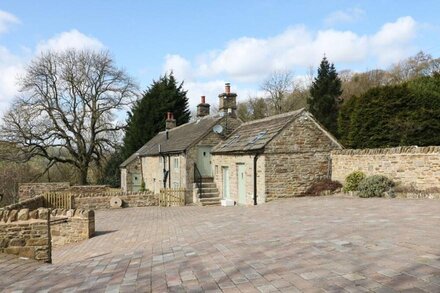 BROADWOOD FARM, pet friendly, with open fire in Hathersage