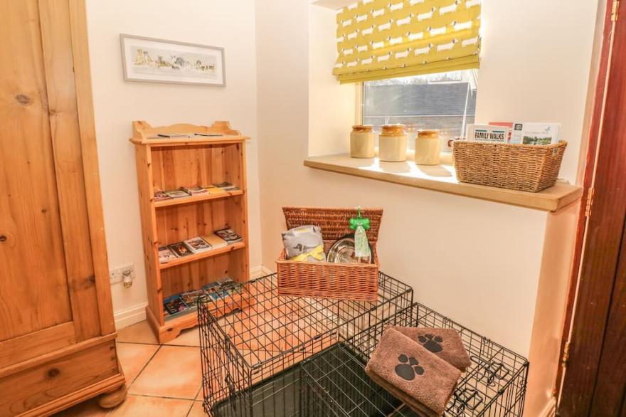 BULLACE BARN, pet friendly, with a garden in Millhouse Green