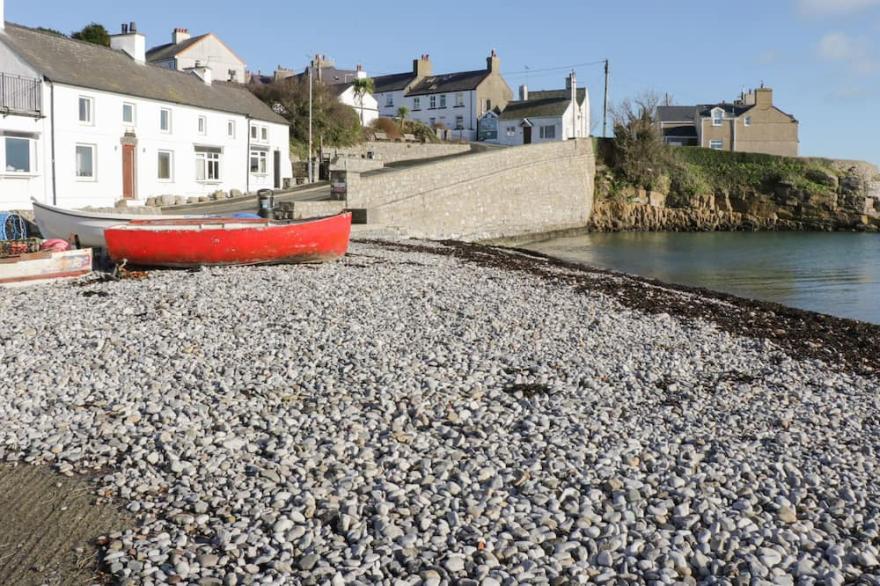 BRYN Y DON COTTAGE, pet friendly, country holiday cottage in Benllech