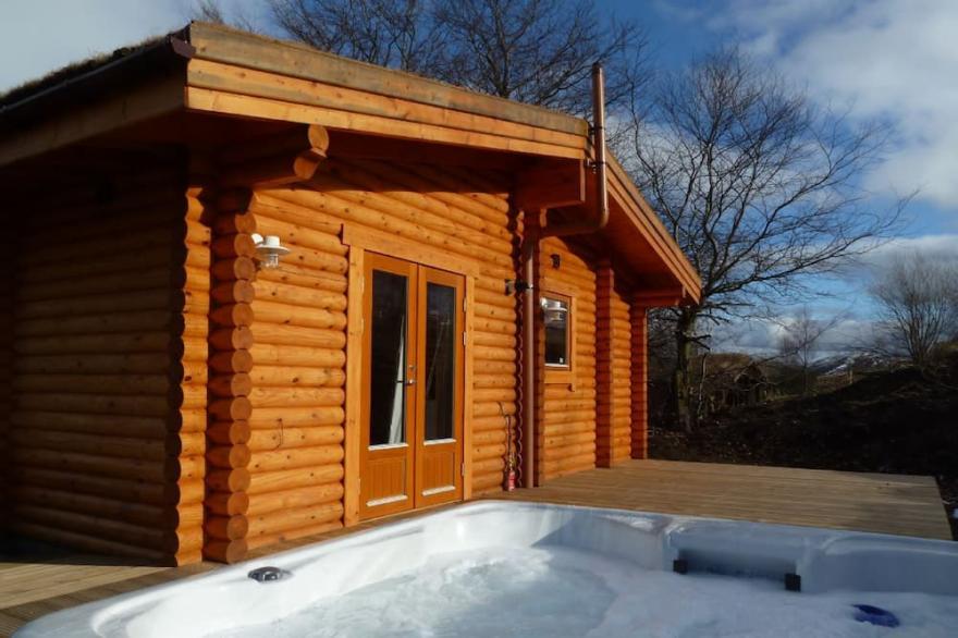Log Cabin With Hot Tub & Sauna For 2/3 | In The Cairngorm National Park | Great Views