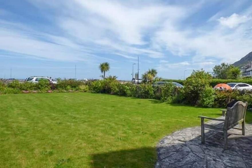 SEA VIEW APARTMENT, Family Friendly, With A Garden In Llanfairfechan