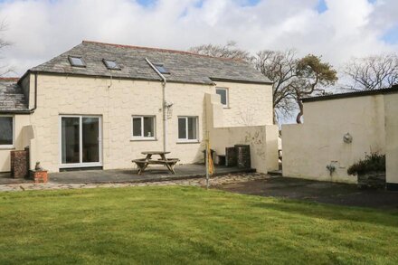 THE STABLES, pet friendly, with pool in Holsworthy