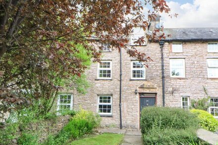 89 HIGH STREET, pet friendly, with open fire in Kirkby Stephen