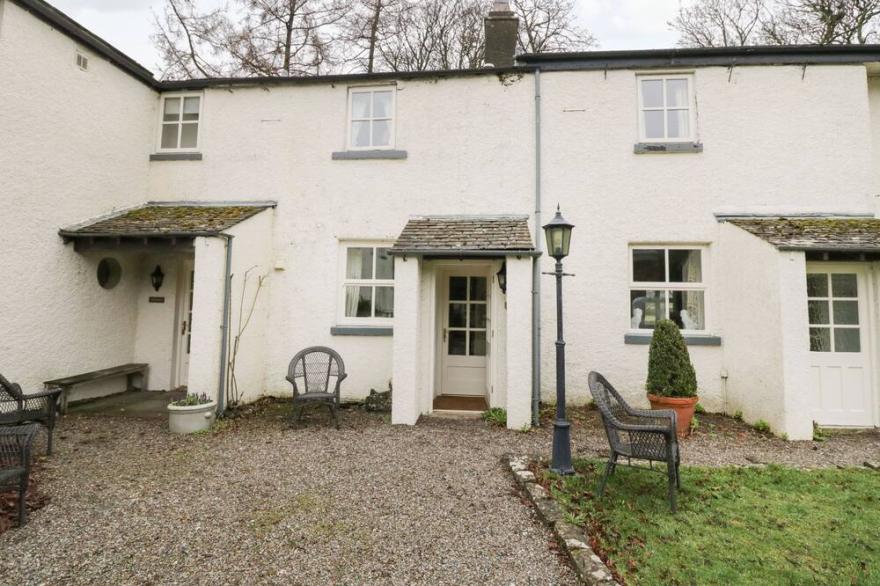 LONGLANDS MILKMAID'S PARLOUR, pet friendly, with a garden in Cartmel