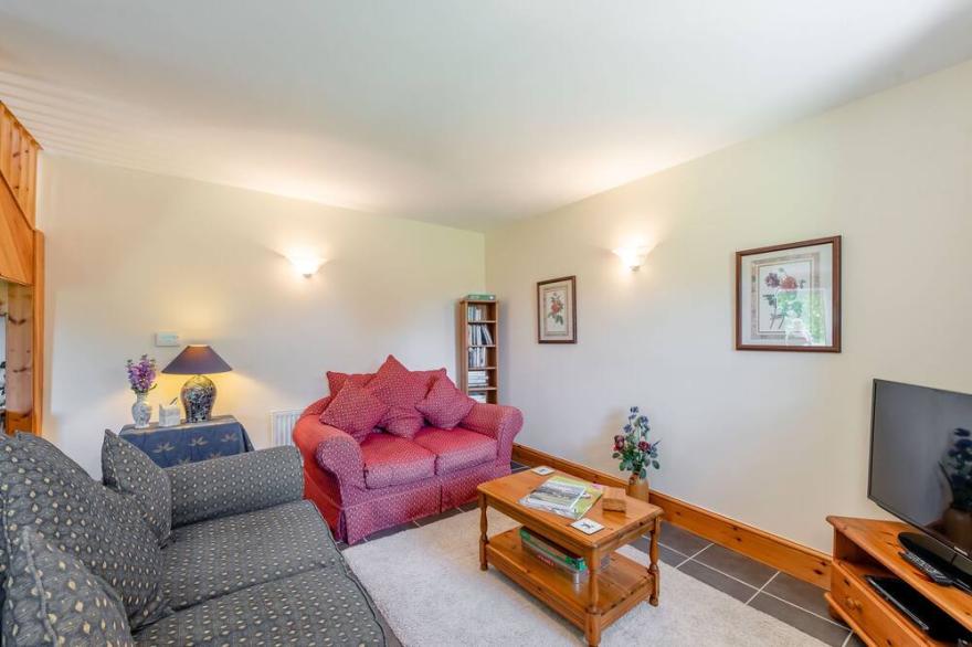 CWMDU COTTAGE, character holiday cottage in Newcastle Emlyn