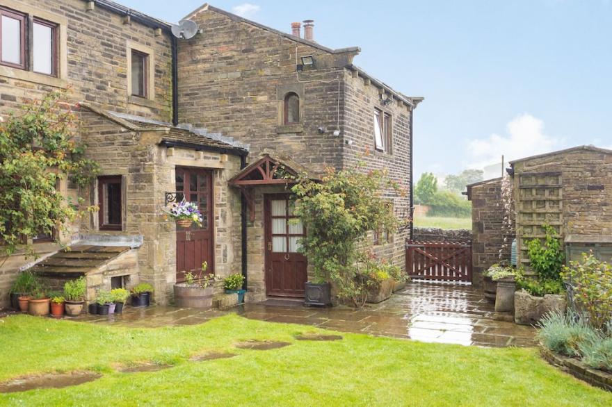 GREEN CLOUGH FARM, Character Holiday Cottage In Haworth