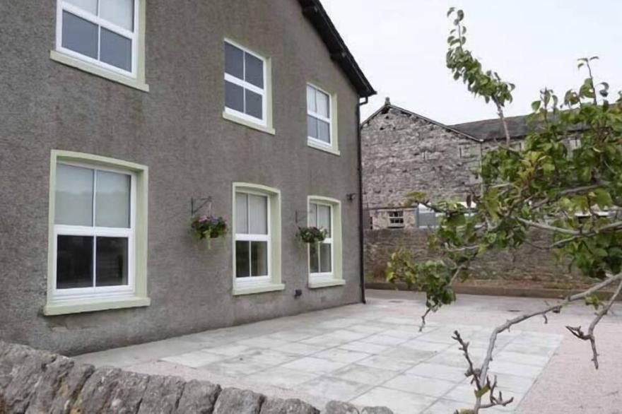 OUTERTHWAITE COTTAGE, family friendly, with a garden in Flookburgh