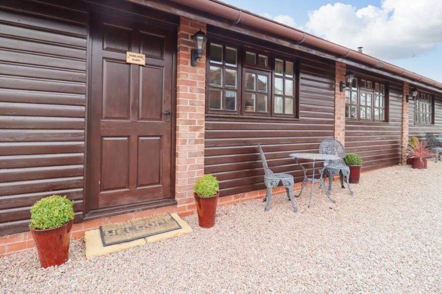 PARLOUR BARN, romantic, luxury holiday cottage in Pershore