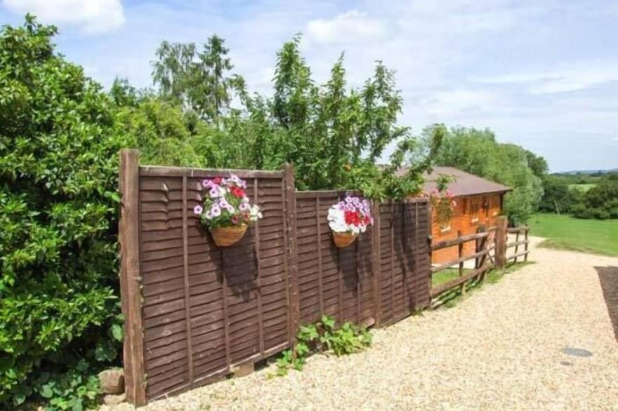 PENNYLANDS WILLOW LODGE, pet friendly, with a garden in Broadway