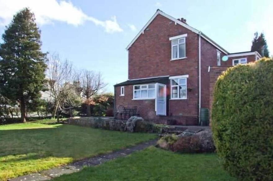 LONINGSIDE, Family Friendly, With A Garden In Wombourne