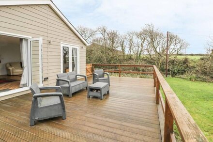 NANT Y FELIN LODGE, pet friendly, with open fire in Aberdaron