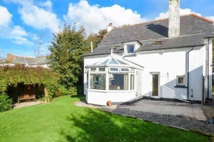 THE OLD SCHOOL HOUSE, pet friendly, with a garden in Lewannick