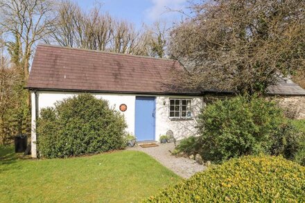 HAWTHORN COTTAGE, character holiday cottage in Drefach Felindre