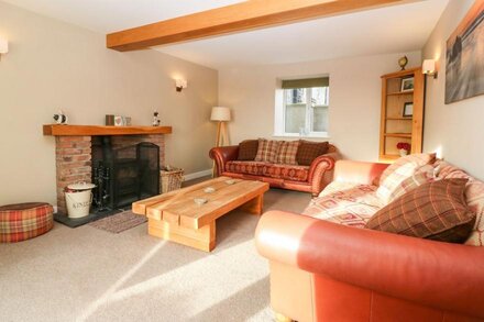 TY TOP, pet friendly, with open fire in Llanfaethlu