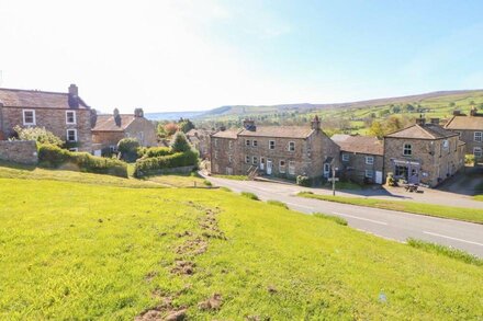 ALMA HOUSE, pet friendly, character holiday cottage in Reeth