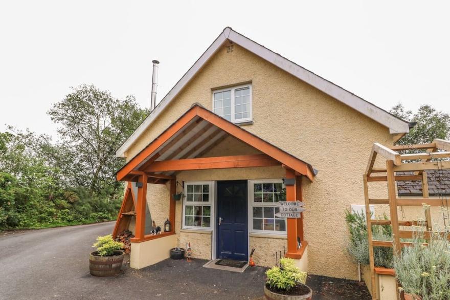 CARIAD COTTAGE, Pet Friendly, With Hot Tub In Cross Inn