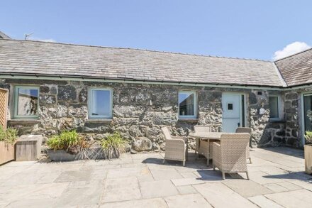 SISIAL-Y-MOR, pet friendly, luxury holiday cottage in Talybont