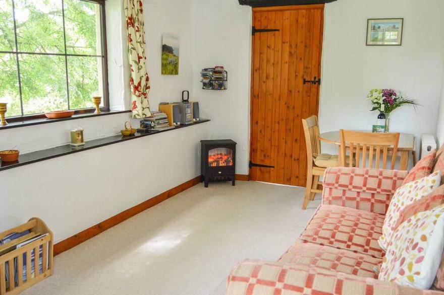 BARLEY COTTAGE, pet friendly, character holiday cottage in Hartland