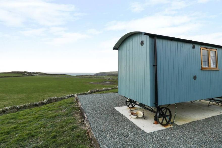 LLETY'R BUGAIL, country holiday cottage, with open fire in Holyhead