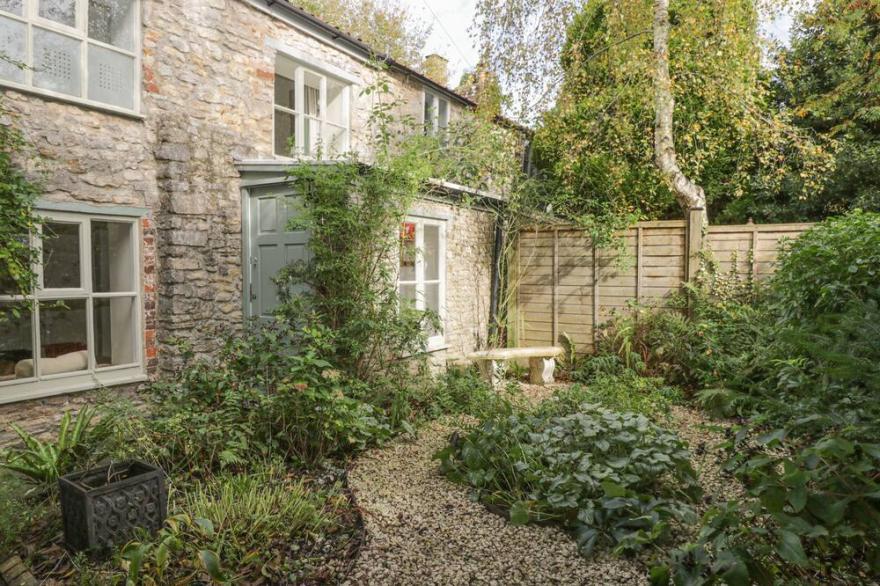 THE HERMITAGE, family friendly, character holiday cottage in Nunney