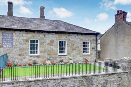 Hen Ysgol - Two Bedroom House, Sleeps 4