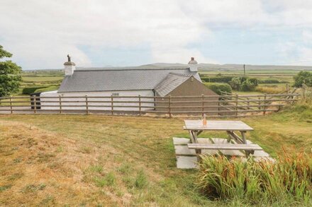 TY HEN, family friendly, character holiday cottage in Aberdaron