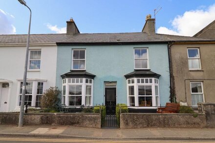 GLANDWR, pet friendly, country holiday cottage in Borth-Y-Gest