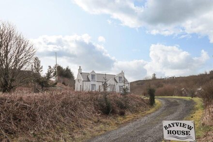 BAYVIEW HOUSE, family friendly, character holiday cottage in Carbost