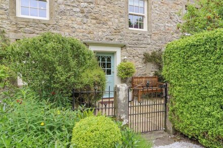 HILLTOP HOUSE, family friendly, luxury holiday cottage in Starbotton