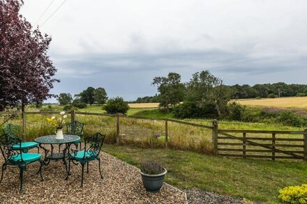 THE BOTHY, pet friendly, country holiday cottage in Lowick