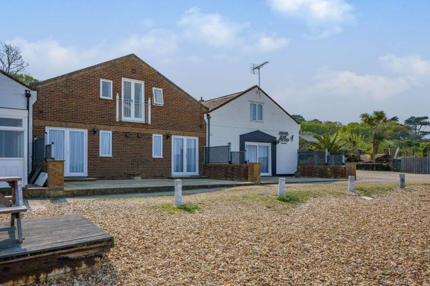 WEST SEA VIEW NO 4, Pet Friendly, Country Holiday Cottage In Yarmouth