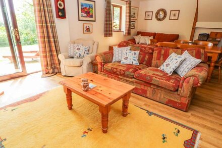 CORKY'S COTTAGE, pet friendly, with open fire in Bude