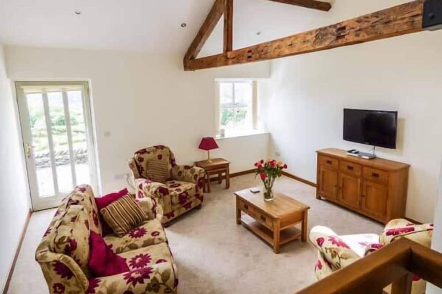GHYLL BANK BARN, pet friendly, character holiday cottage in Staveley