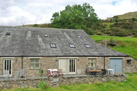 GHYLL BANK BARN, pet friendly, character holiday cottage in Staveley