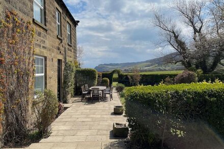 THE FARMHOUSE, family friendly, with a garden in Robin Hood’s Bay