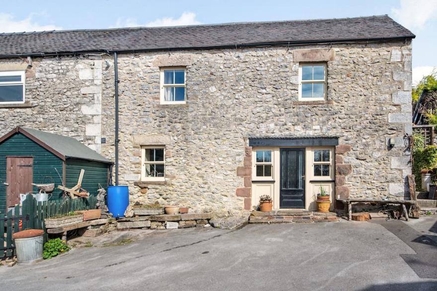 PICKLE COTTAGE, Pet Friendly In Middleton By Wirksworth
