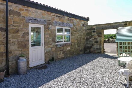 FIELD COTTAGE, pet friendly, character holiday cottage in Staithes