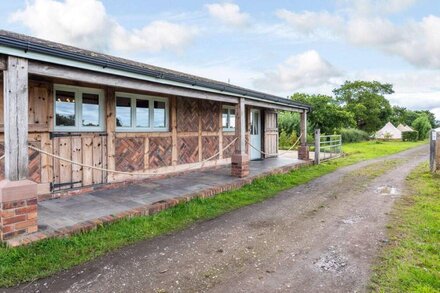 THE LODGE, luxury holiday cottage, with a garden in Chester