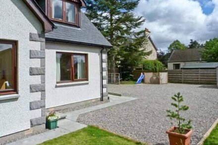 BRUACH GORM COTTAGE, pet friendly, with a garden in Grantown-On-Spey