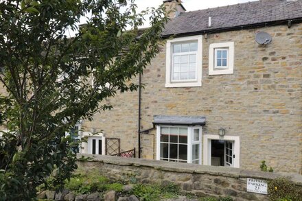 CHERRY TREE COTTAGE, family friendly, with a garden in Skipton