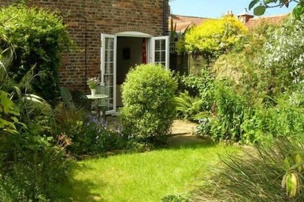 JASMINE COTTAGE, family friendly, with a garden in Dalton Near Thirsk