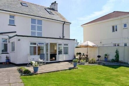 GABLES RETREAT, country holiday cottage in Trearddur Bay