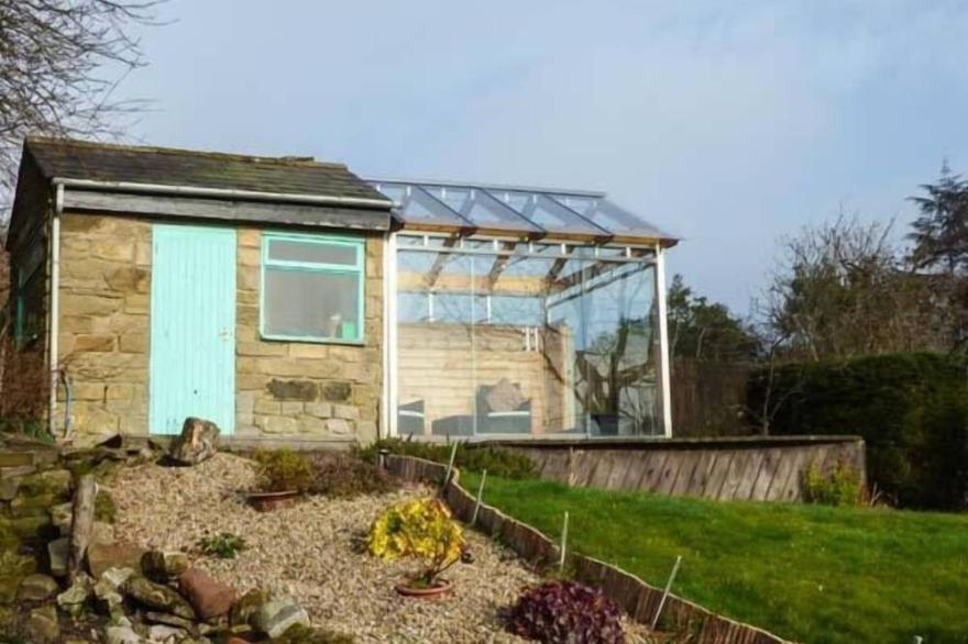 BONNY BARN, pet friendly, character holiday cottage in Harbottle