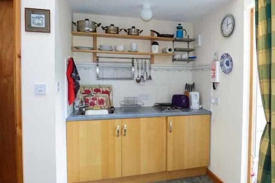 BONNY BARN, pet friendly, character holiday cottage in Harbottle
