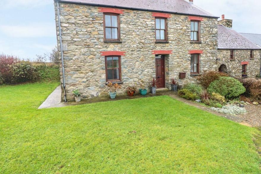GWRYD BACH FARMHOUSE, Pet Friendly, With Open Fire In St Davids