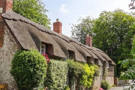 LITTLE THATCH, romantic, luxury holiday cottage in Cerne Abbas