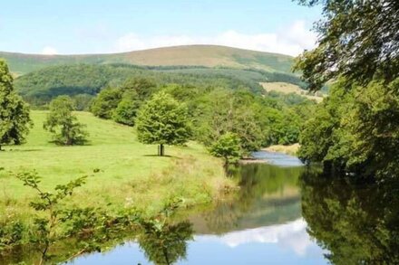 SQUIRREL LODGE, family friendly, luxury holiday cottage in Gargrave