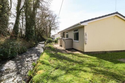 3 ROSECRADDOC LODGE, pet friendly, with a garden in Liskeard