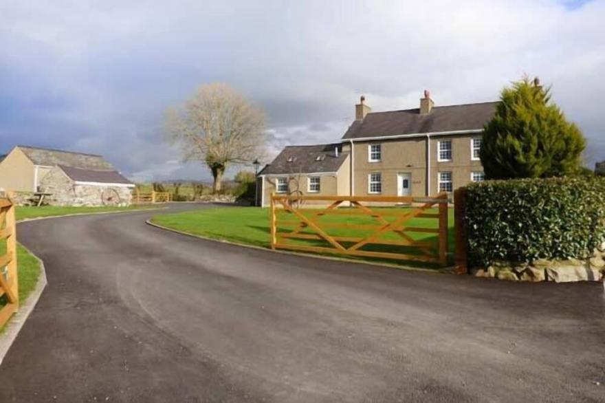 GARREG WEN ISAF BACH, romantic, with a garden in Penygroes