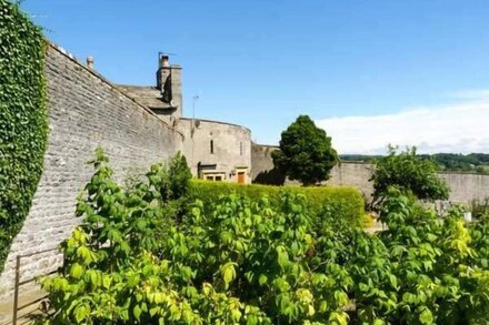 THE ROUND HOUSE, romantic, luxury holiday cottage in Middleham